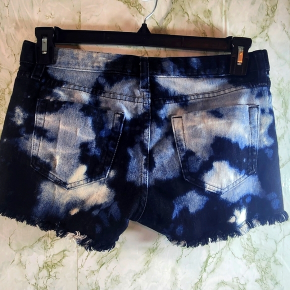 bebe jeans Phantom Wash Jean Shorts - Picture 5 of 10
